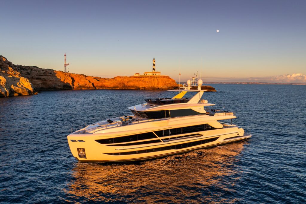 Horizon FD100 Tri-Deck Hull 12 exterior
